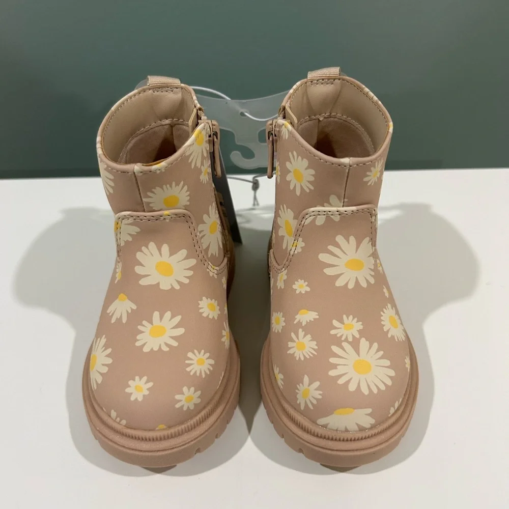 ✨BNWT - Cat & Jack Baby Girl Beige/Flora Boots - size 5✨
